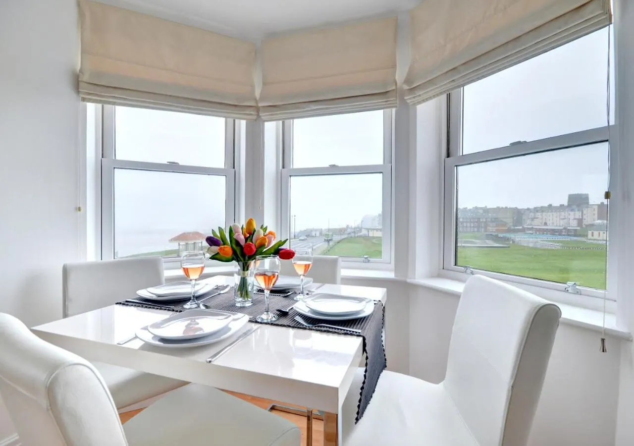 Sea Breeze Apartment 휫비